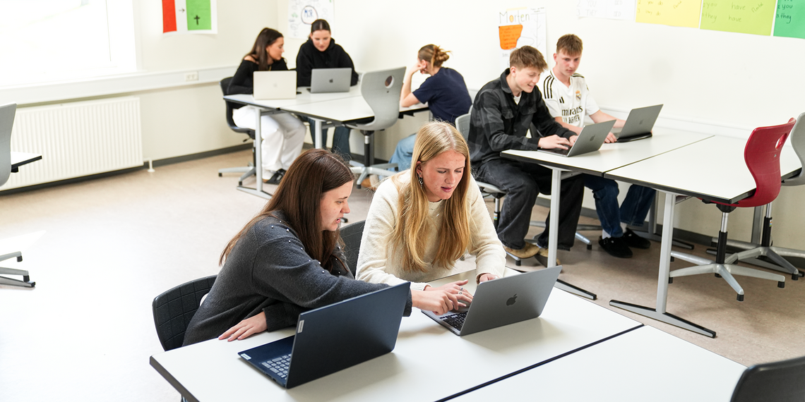 Elever arbejder i undervisning på HCI